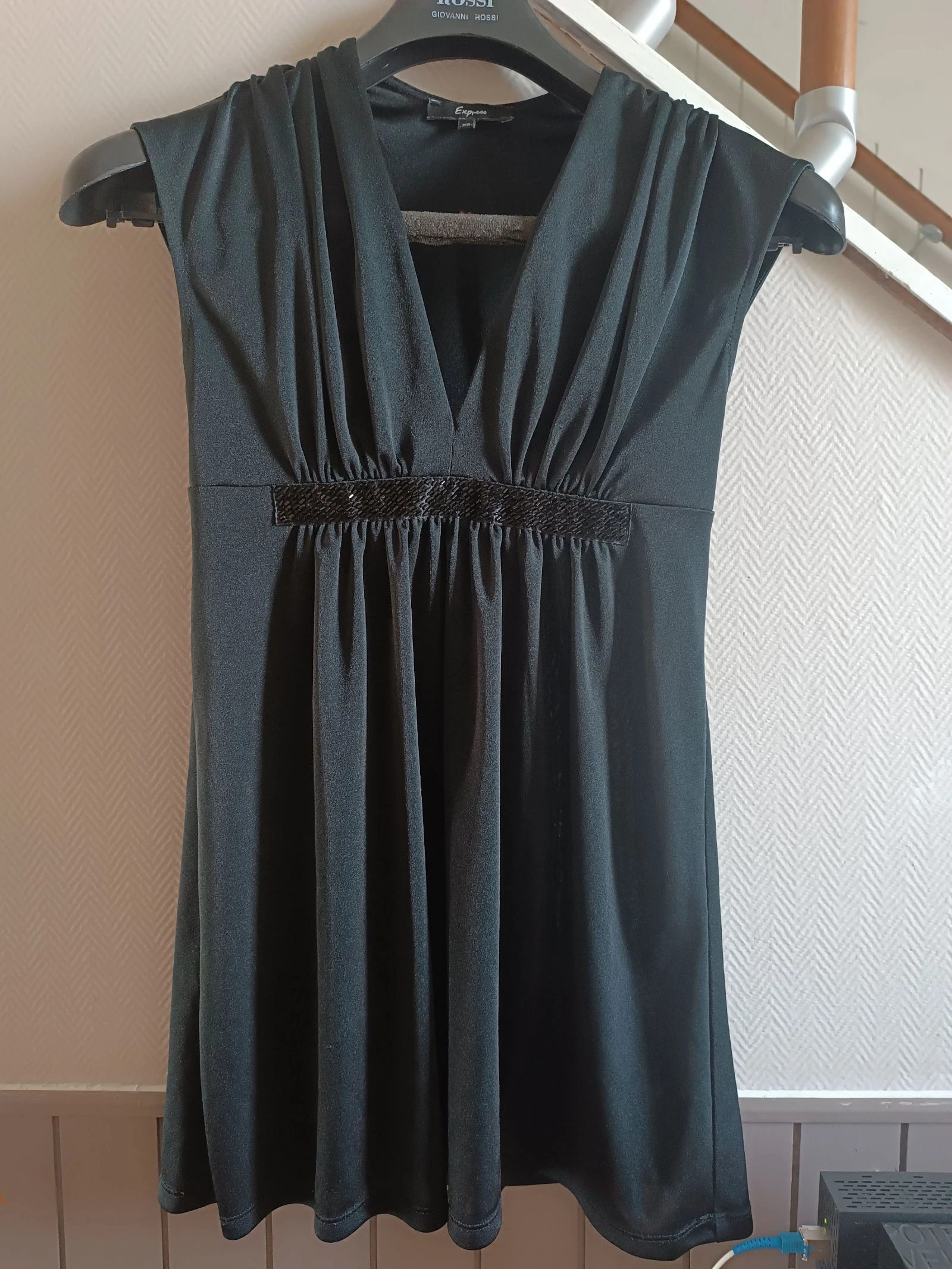 Short dress with neckline & sequins- Express XS – photo 2